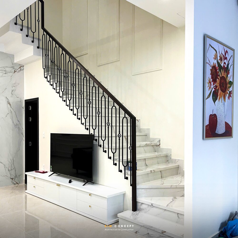 Cầu thang ốp đá Marble, lan can sắt nghệ thuật, hiện đại.