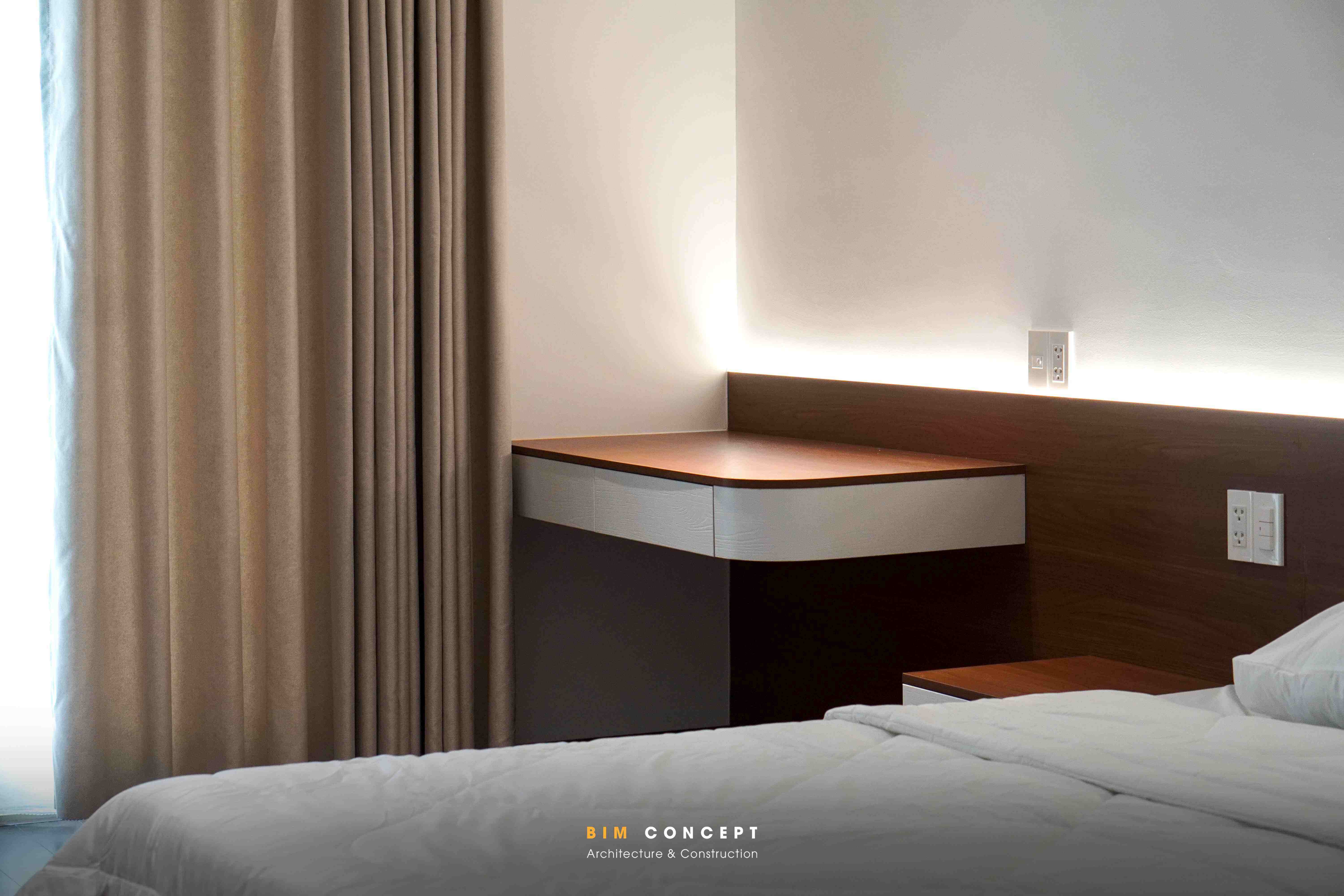 Đầu giường gỗ có đèn LED, phòng ngủ tiện nghi.