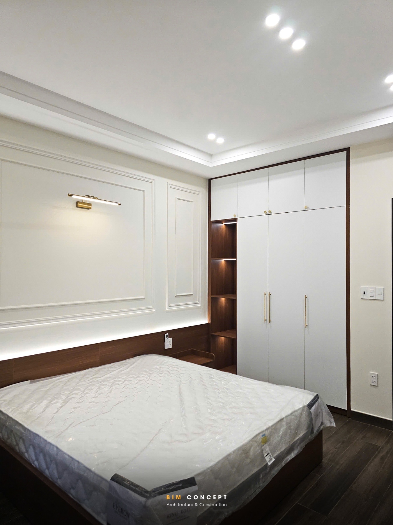 Giường ngủ bọc nệm, tủ quần áo lớn, không gian ấm cúng.