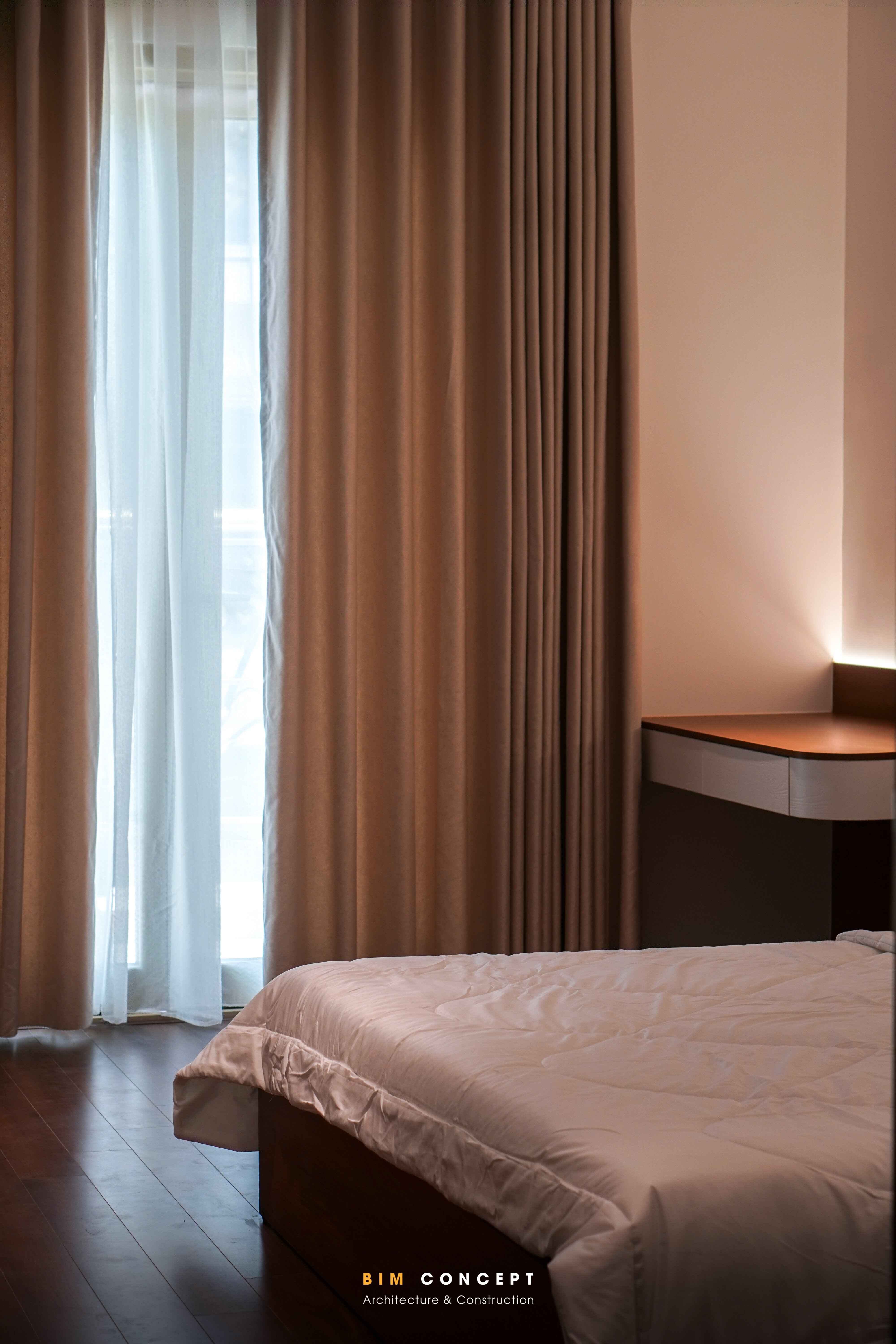 Thi công nội thất shophouse với giường ngủ hiện đại, rèm cửa ấm cúng,