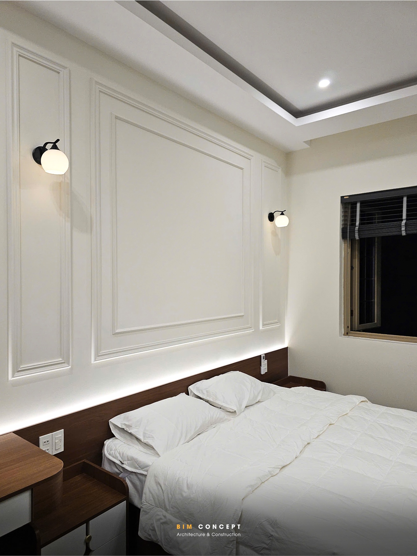 Giường ngủ tiện nghi, tường trang trí phong cách tân cổ điển.
