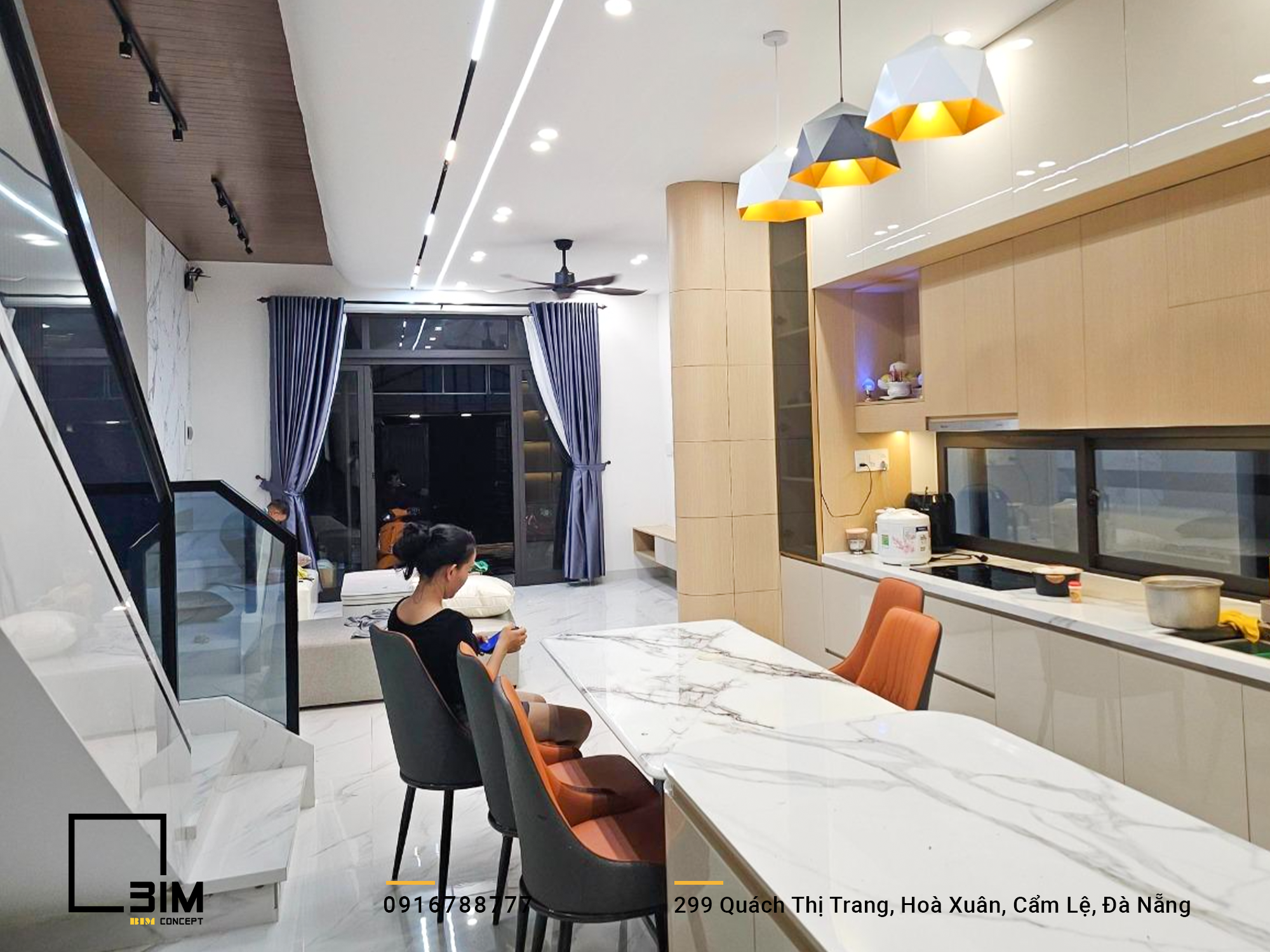 Phòng ăn và bếp nhà phố với bàn đá cẩm thạch
