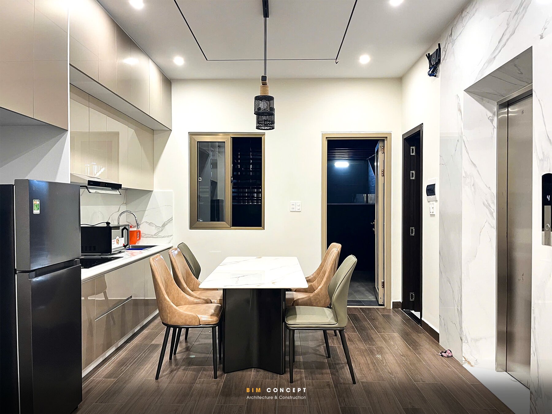 Phòng bếp tiện nghi, bàn ăn đá marble và tủ bếp hiện đại.