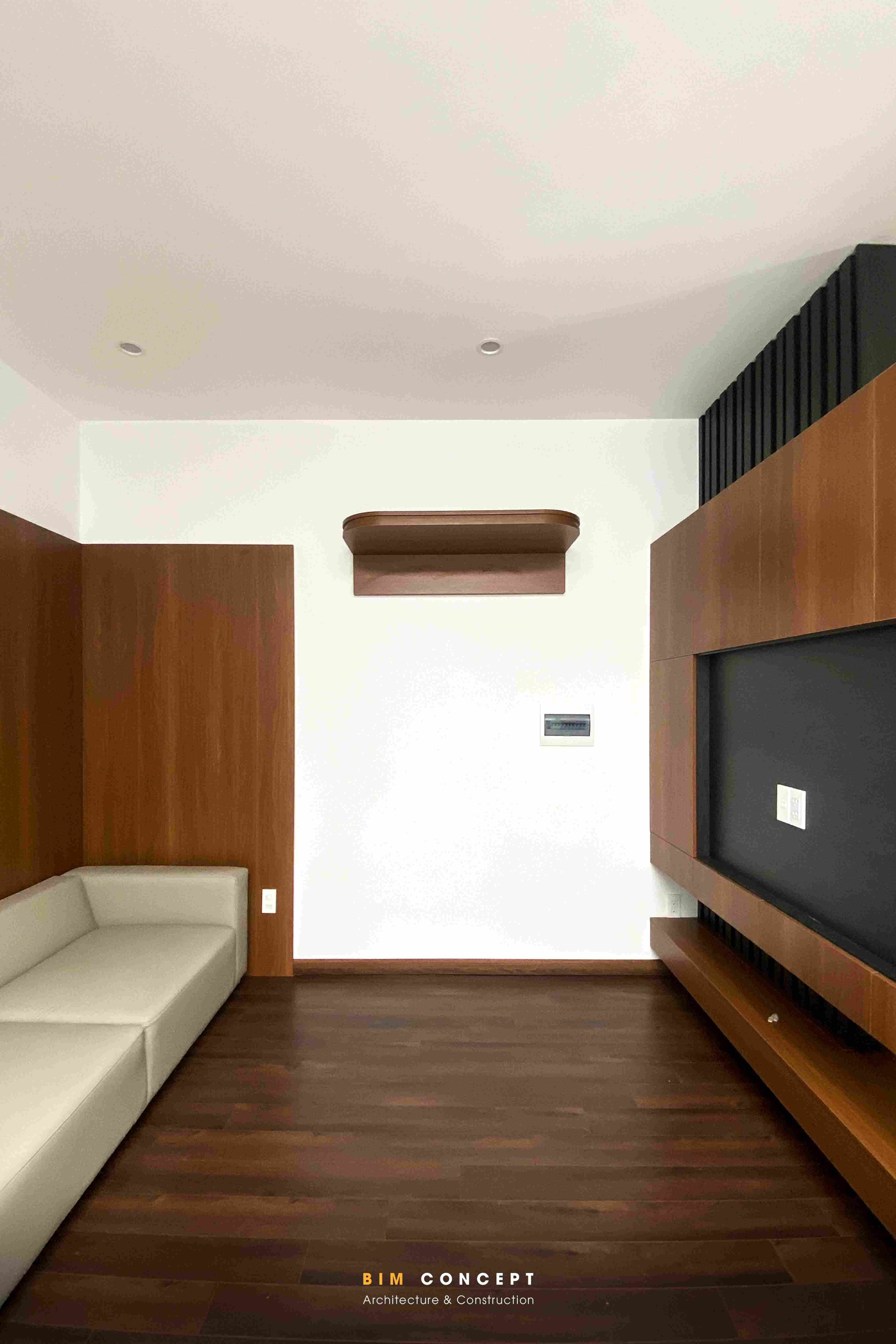 Thi công nội thất shophouse với phòng sinh hoạt chung đơn giản, tủ gỗ, tivi.