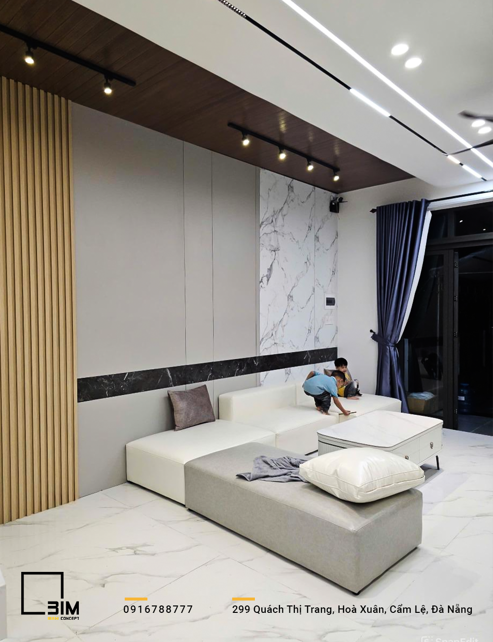 Phòng khách hiện đại, sofa lớn, vách ốp gỗ, tranh nghệ thuật
