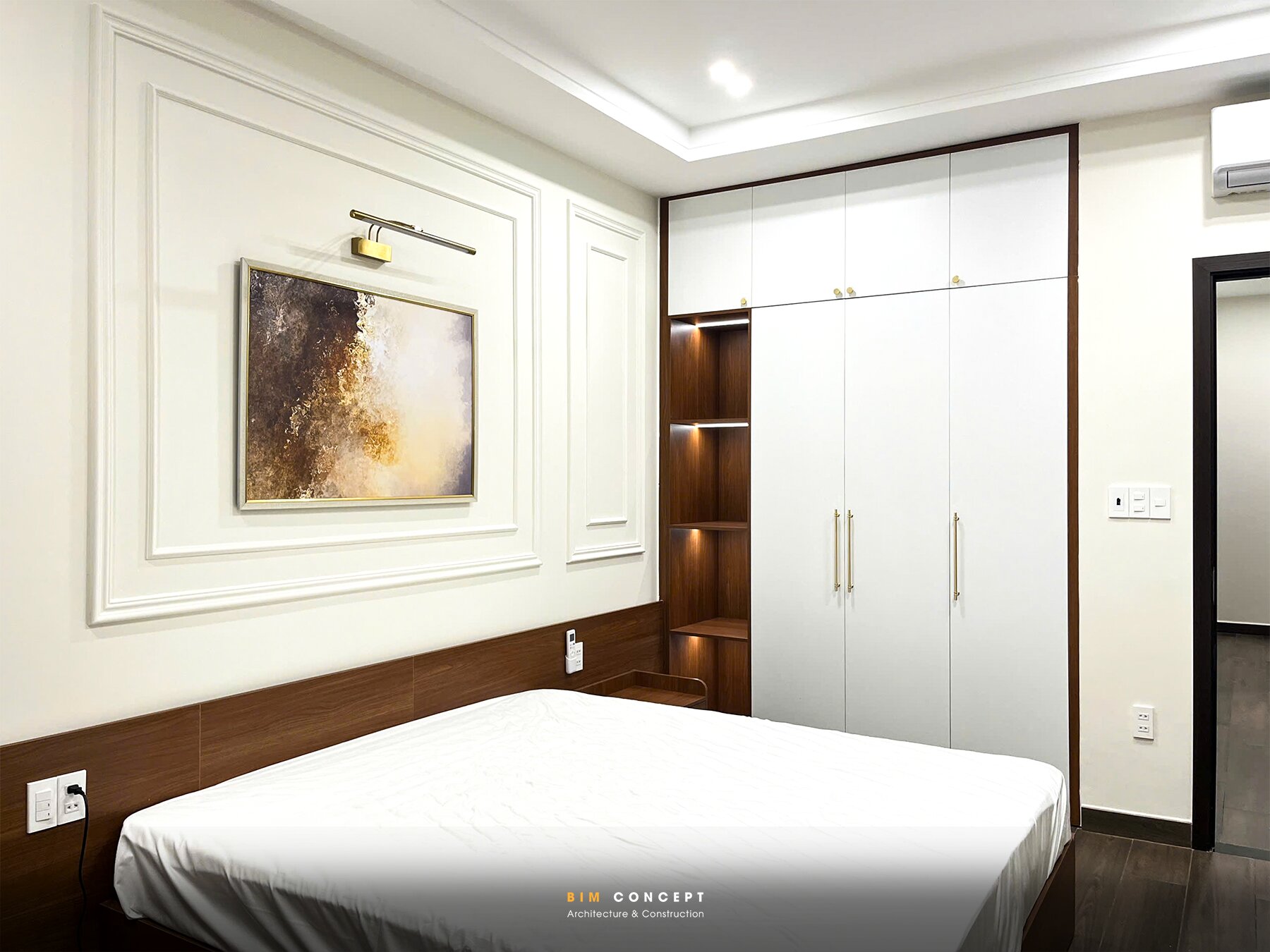 Phòng ngủ ấm cúng, tủ quần áo kết hợp kệ trang trí gỗ.