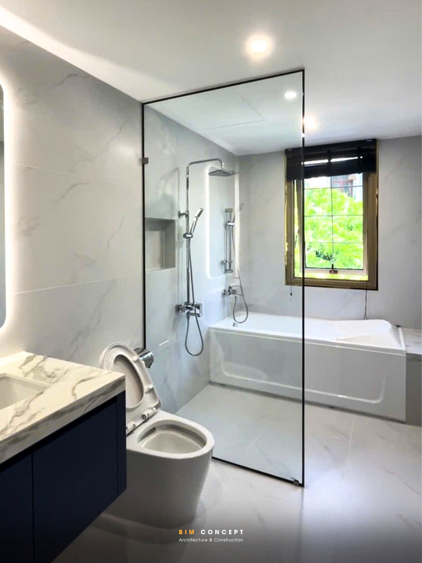Phòng tắm hiện đại, bồn tắm và vòi sen tiện nghi.
