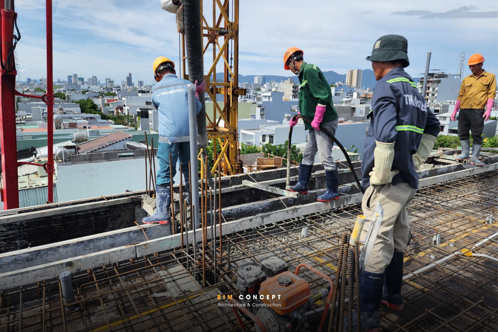 Đội ngũ thợ thi công đang kiếm tra rất kĩ lưỡng 