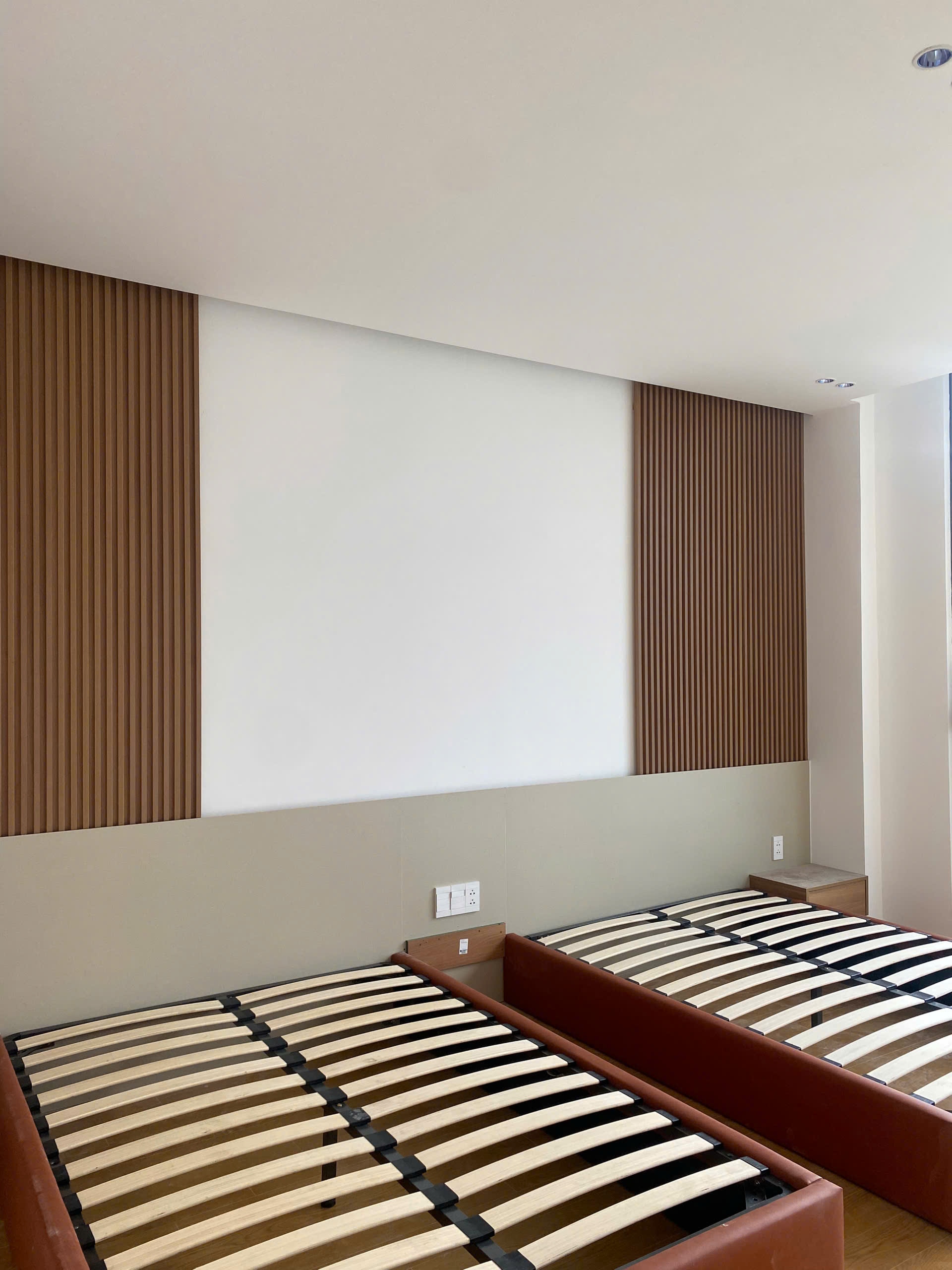 Giường ngủ phòng ngủ 02 tầng 02 đang trong quá trình lắp đặt