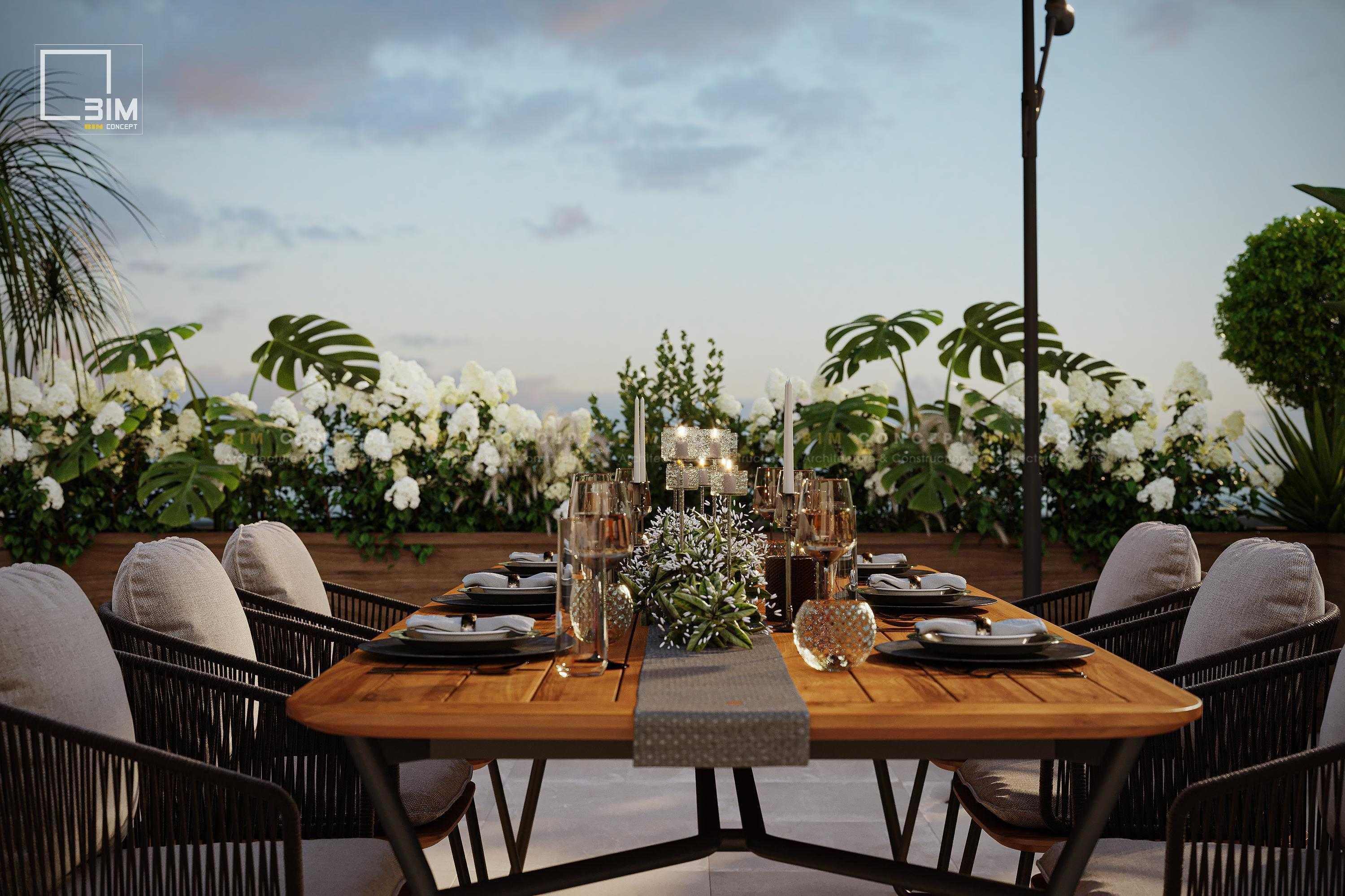 Tiểu cảnh cây xanh và hoa trắng bao quanh khu vực ăn uống