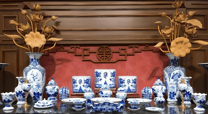 Ưu tiên đặt bát hương số lẻ, vị trí trung tâm cao nhất 