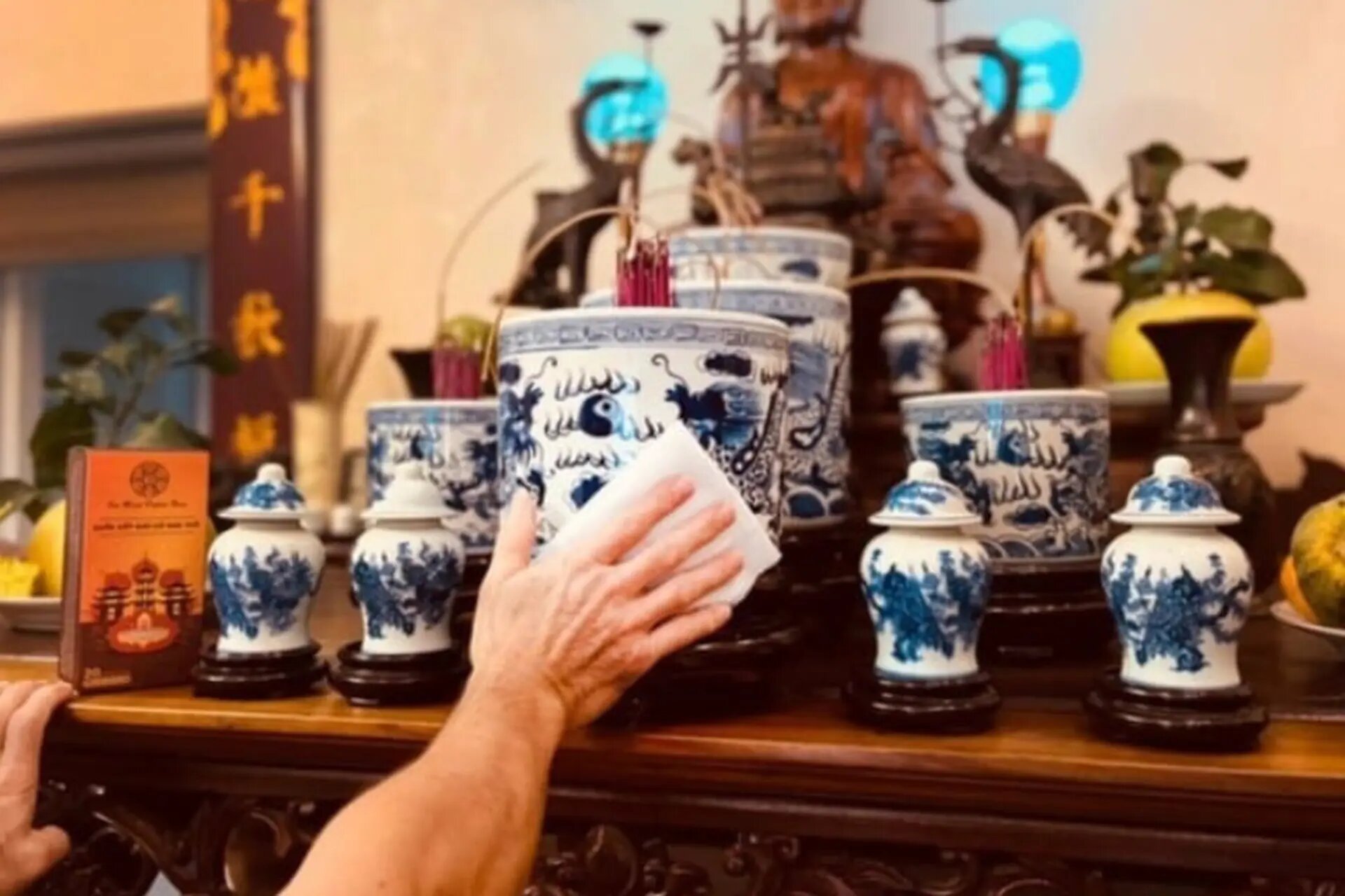 Giữ bàn thờ sạch sẽ mang lại vượng khí cho gia chủ