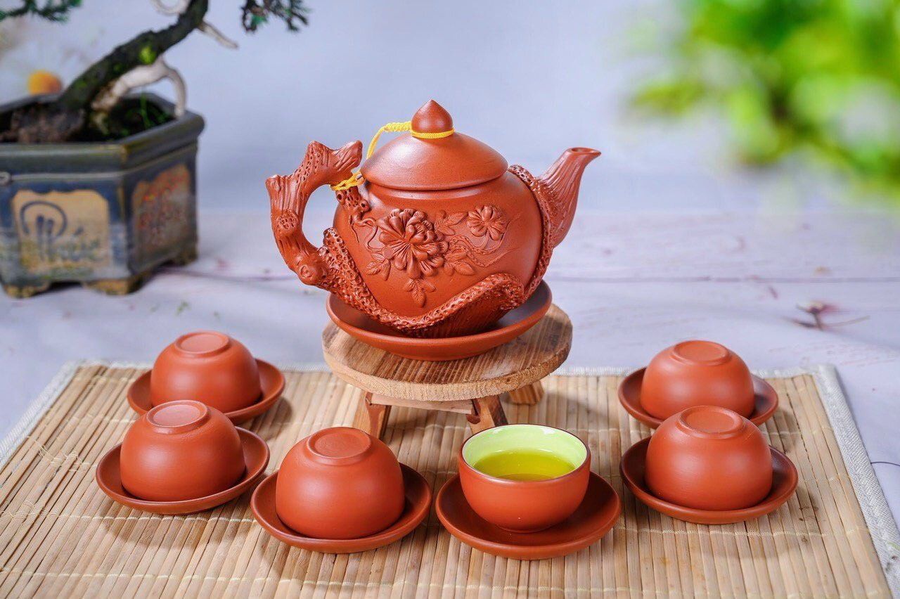 Bộ ấm trà có họa tiết xuân kết hợp với vài món gốm nhỏ giúp góc phòng thêm tinh tế