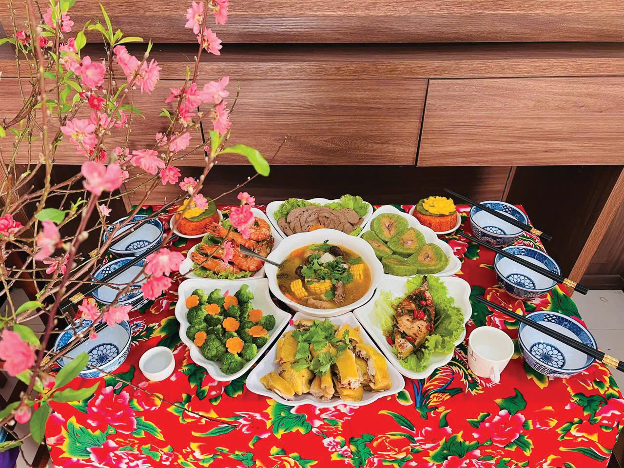 Không khí ấm áp trong ngày Tết được tạo nên từ một bàn ăn chỉn chu