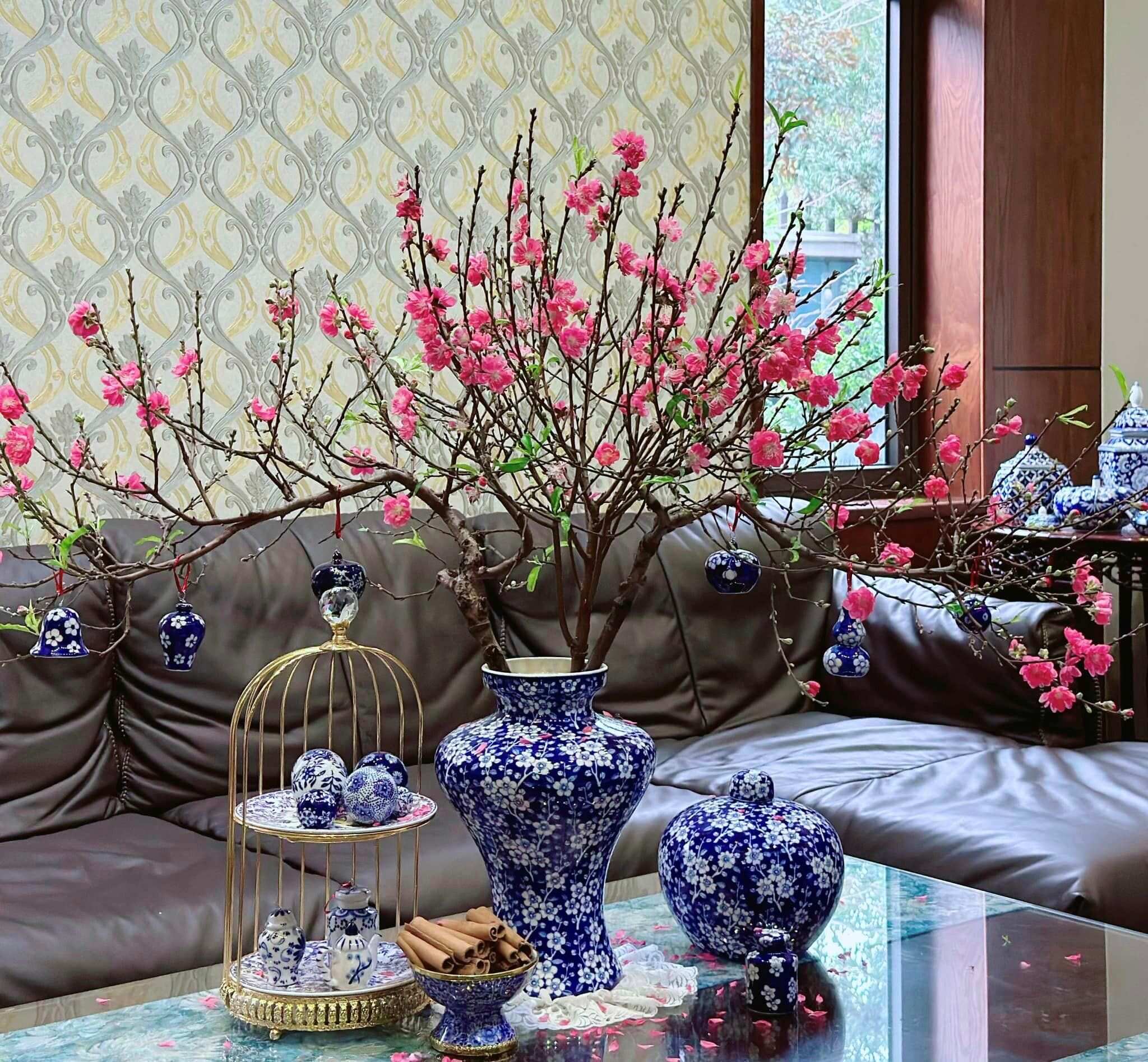 Trang trí nhà đón Tết với cây cảnh như quất bonsai, mai hay đào luôn mang đến bầu không khí rộn ràng và đầy may mắn cho không gian sống