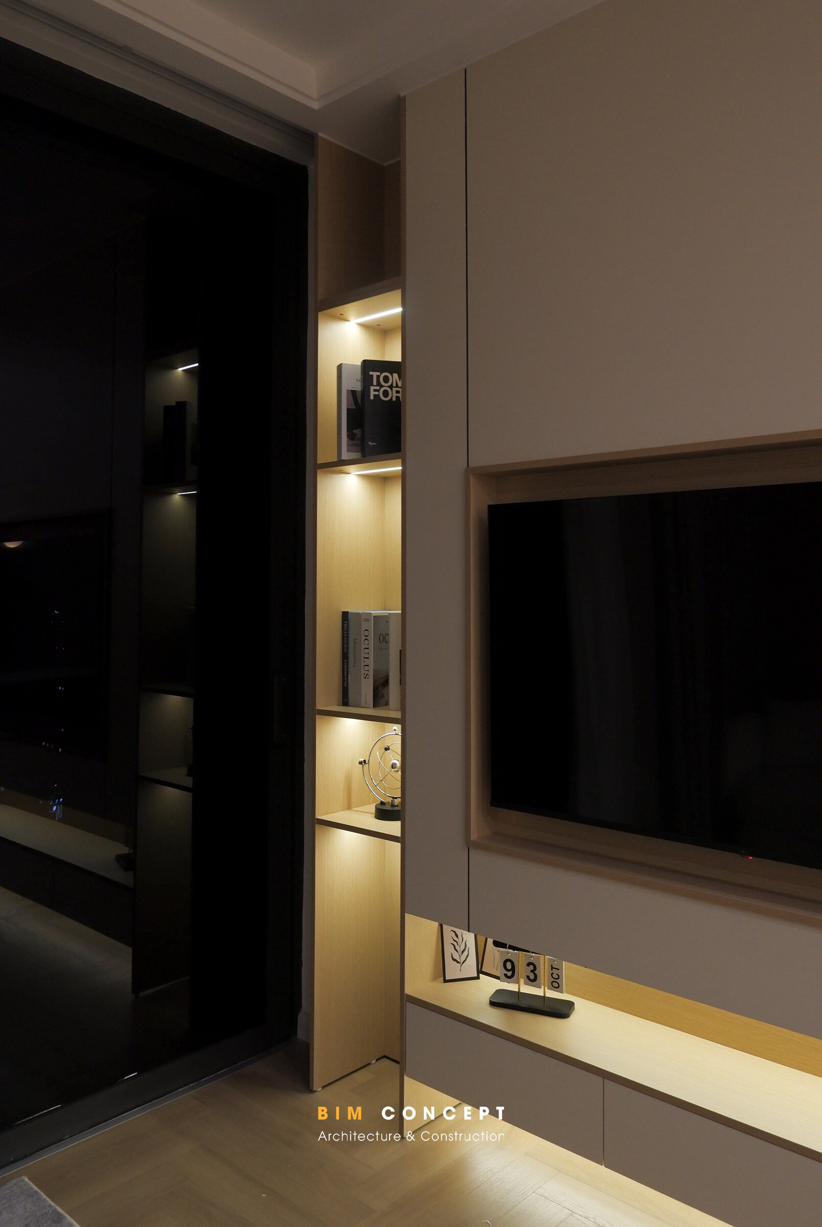 Kệ trang trí phòng khách, ánh sáng vàng dịu dàng