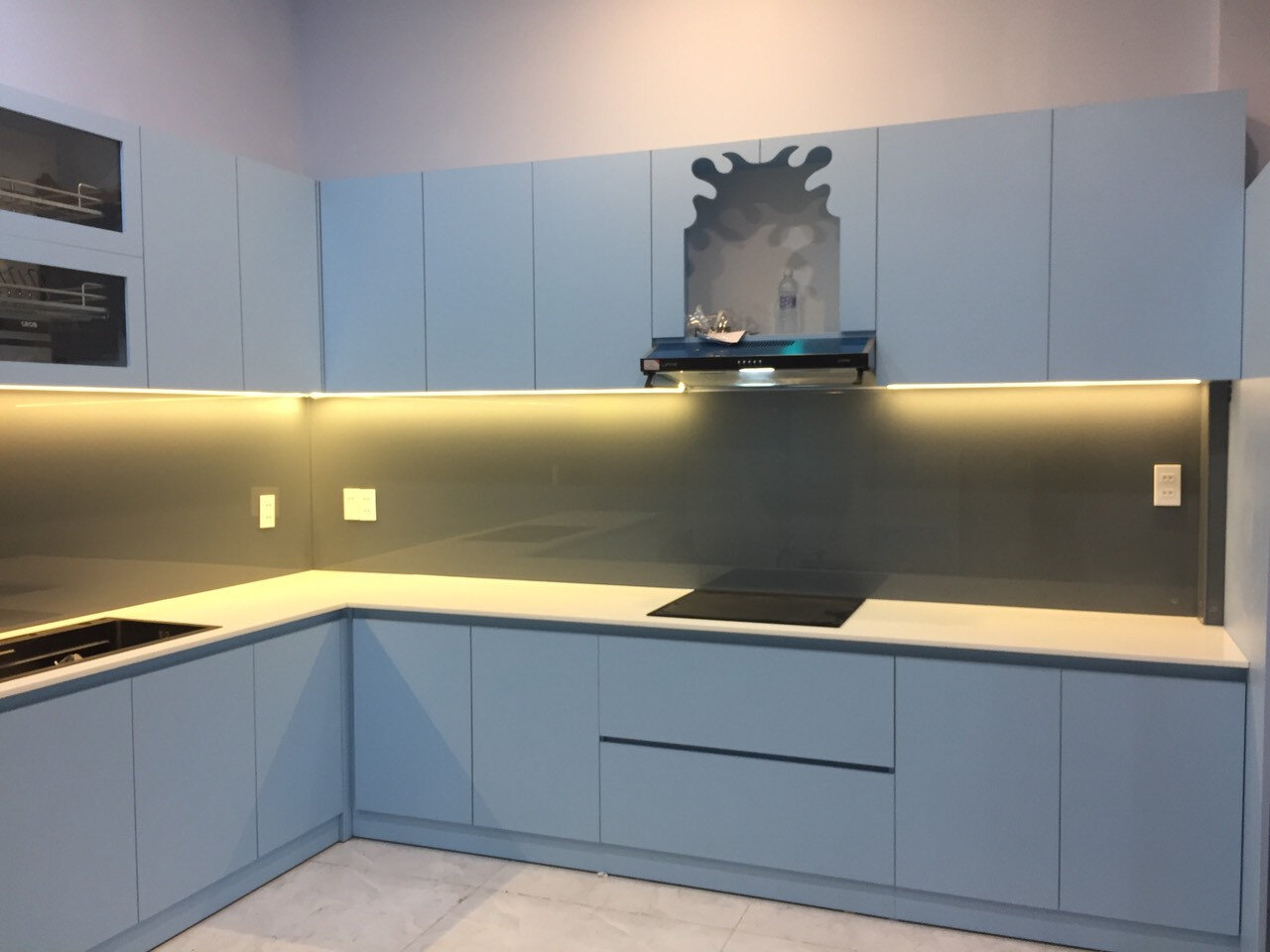 Kính ốp bếp màu ghi xám sở hữu vẻ đẹp trung tính