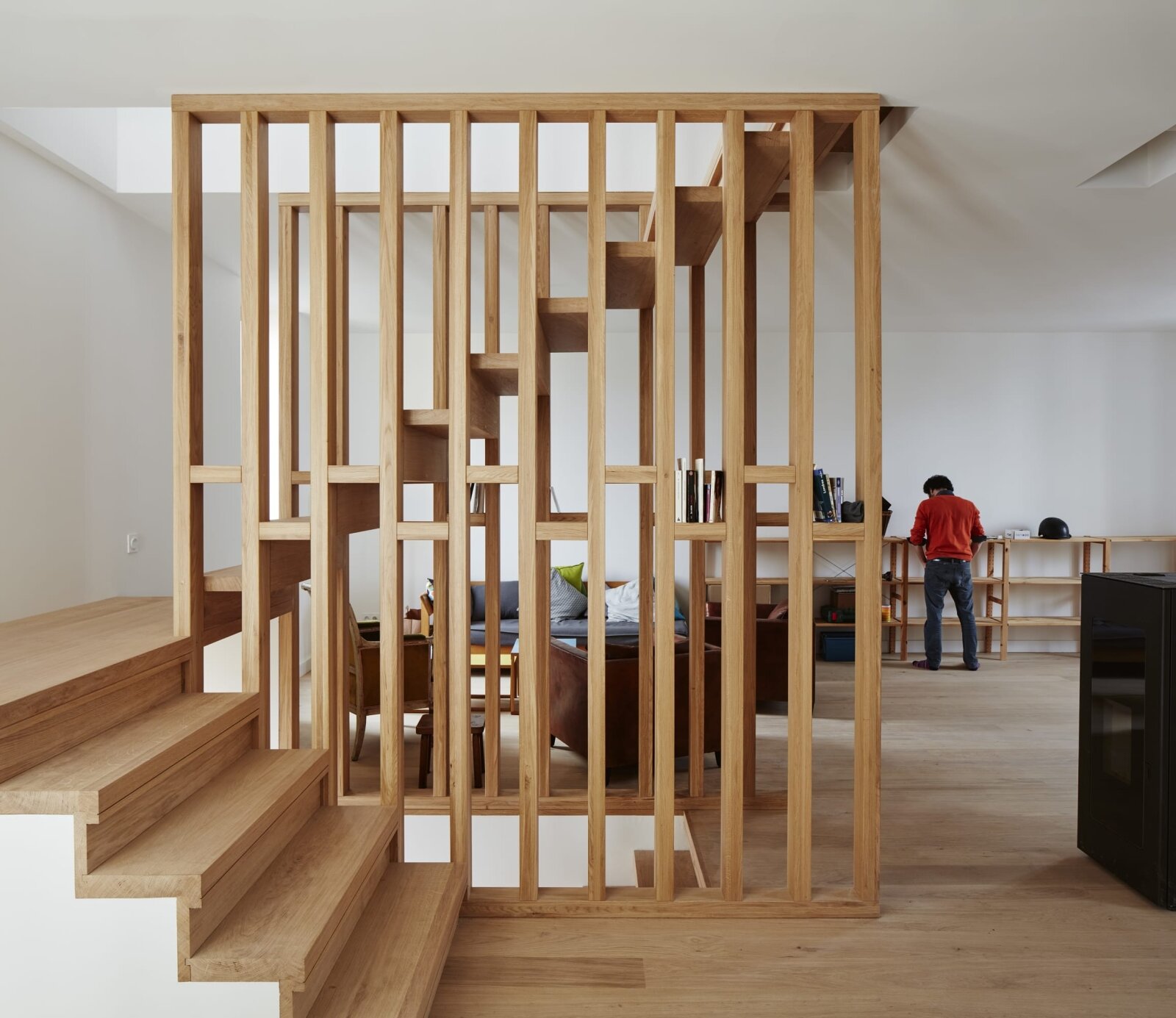 Lam gỗ cầu thang đơn giản hiện đại màu sáng