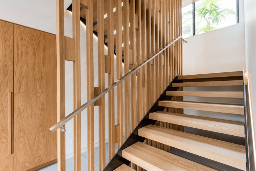 Lam gỗ sáng dọc cầu thang mở hiện đại tinh tế