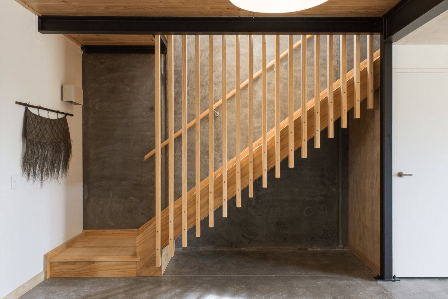 Các thanh lam đóng vai trò như “hàng rào” bảo vệ, đặc biệt an toàn với gia đình có trẻ nhỏ hoặc người lớn tuổi