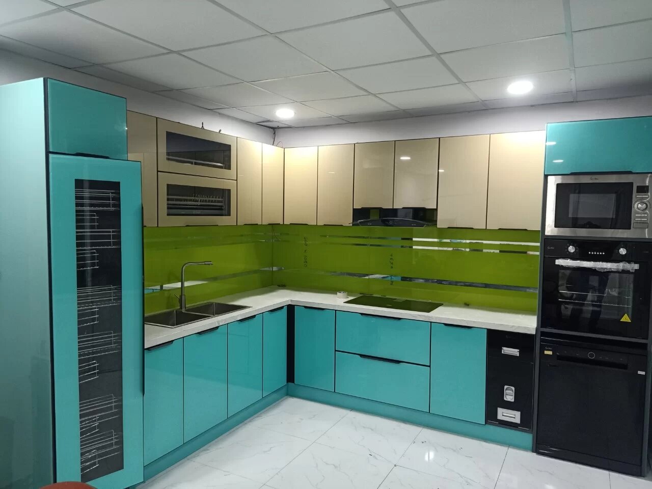 Tủ bếp xanh ngọc giúp bếp thêm sang